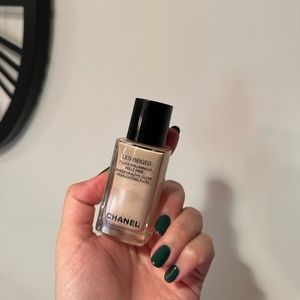 Chanel Les Beiges Sheer Healthy Glow highlighting fluid